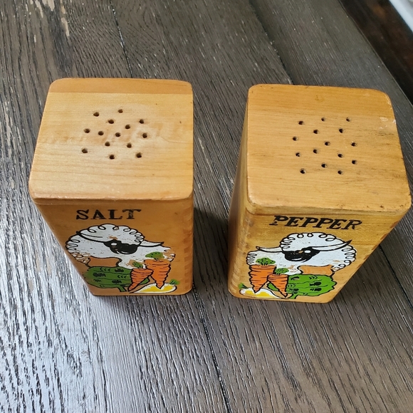 Wooden Salt and Pepper shaker, Little Sheep with Vegetables, Japan - Picture 2 of 8